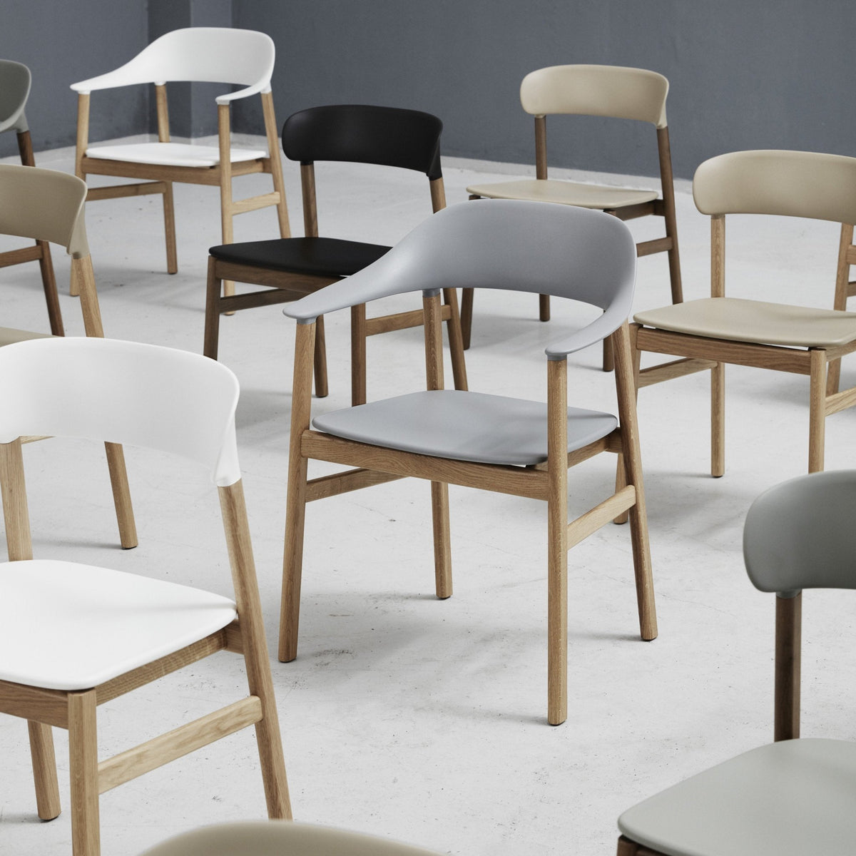 Chase avec accoudoirs en chêne teinté et polypropylene blanc Herit blanc - Normann Copenhagen - The Cool Republic