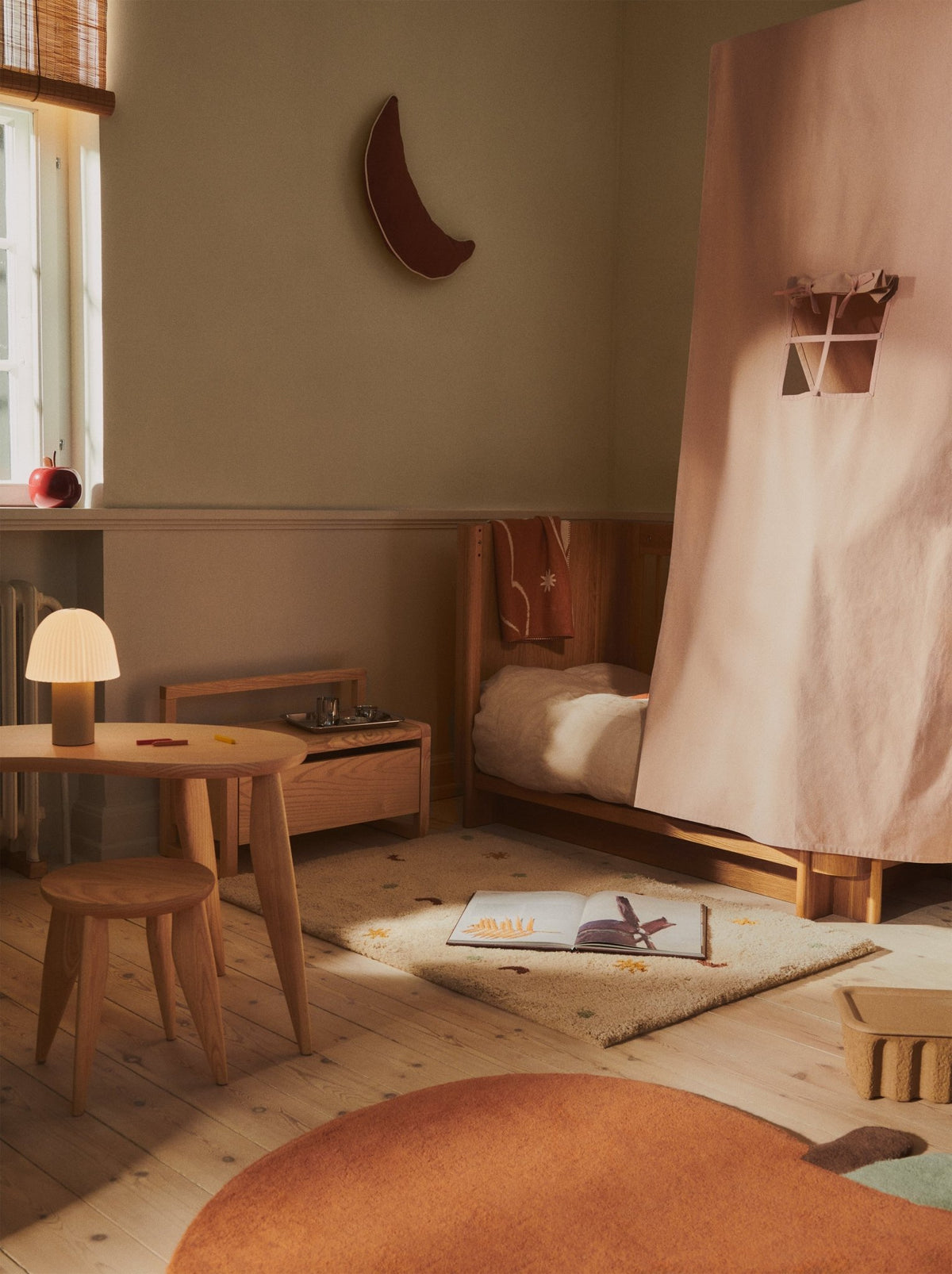 Ciel de lit en coton bio blanc cassé et tige en pin Settle - Ferm Living - The Cool Republic