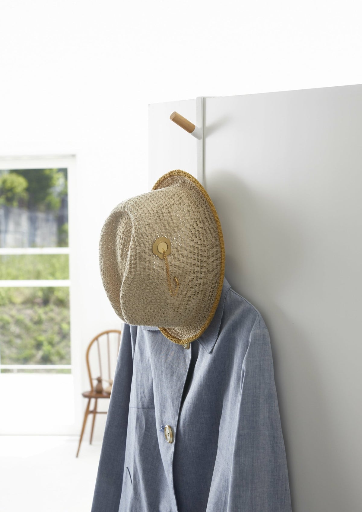 Cintre de porte en acier blanc et bois La Tour - Yamazaki - The Cool Republic