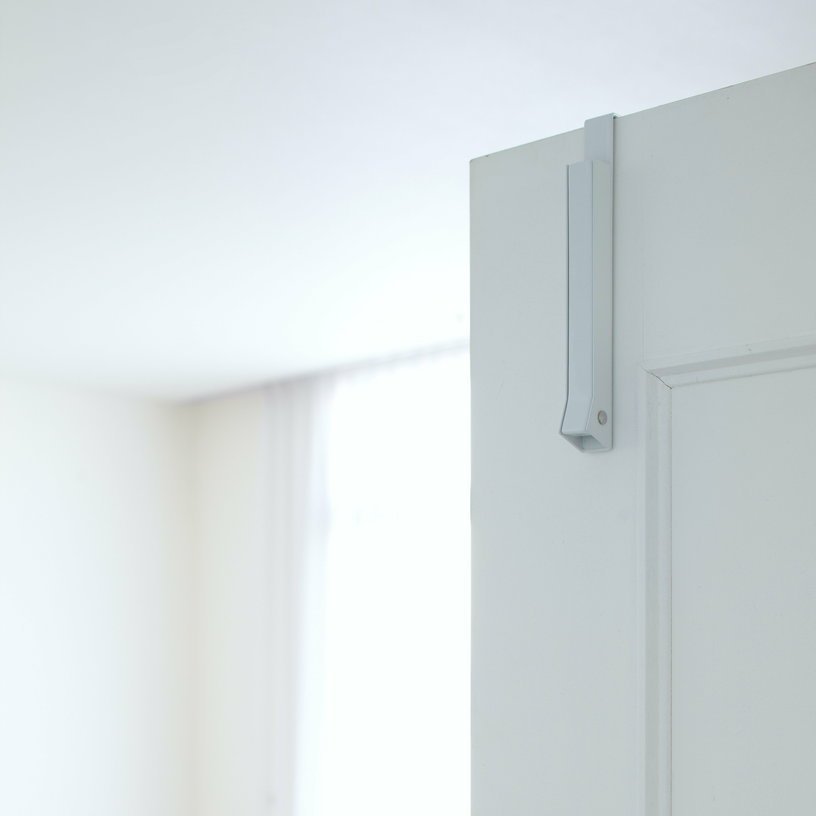 Cintre de porte stockable en acier blanc Smart - Yamazaki - The Cool Republic
