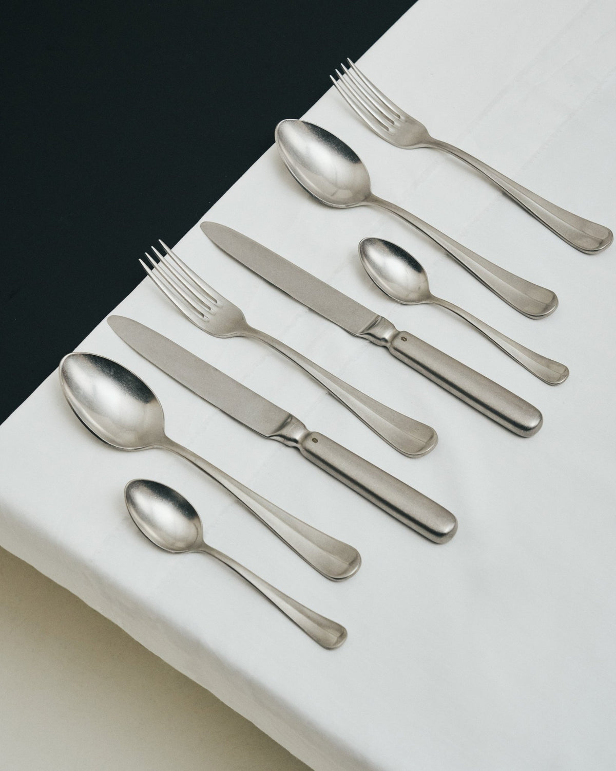Coffret ménagère couverts 24 pièces en acier gris Surface - Serax - The Cool Republic