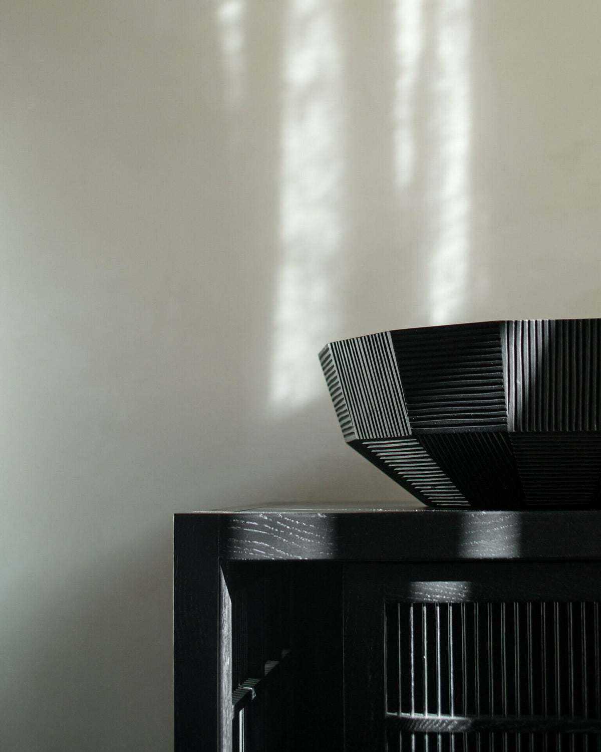 Corbeille en acajou Black Striped - Ethnicraft Accessories - The Cool Republic