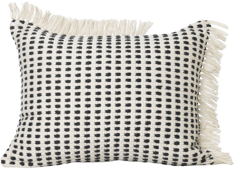 Coussin à franges bleu et blanc en plastique recyclé Way - Ferm living - The Cool Republic