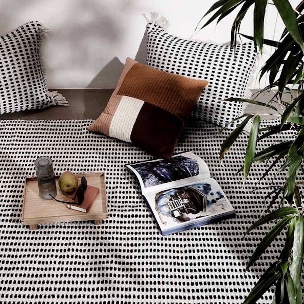 Coussin à franges bleu et blanc en plastique recyclé Way - Ferm living - The Cool Republic