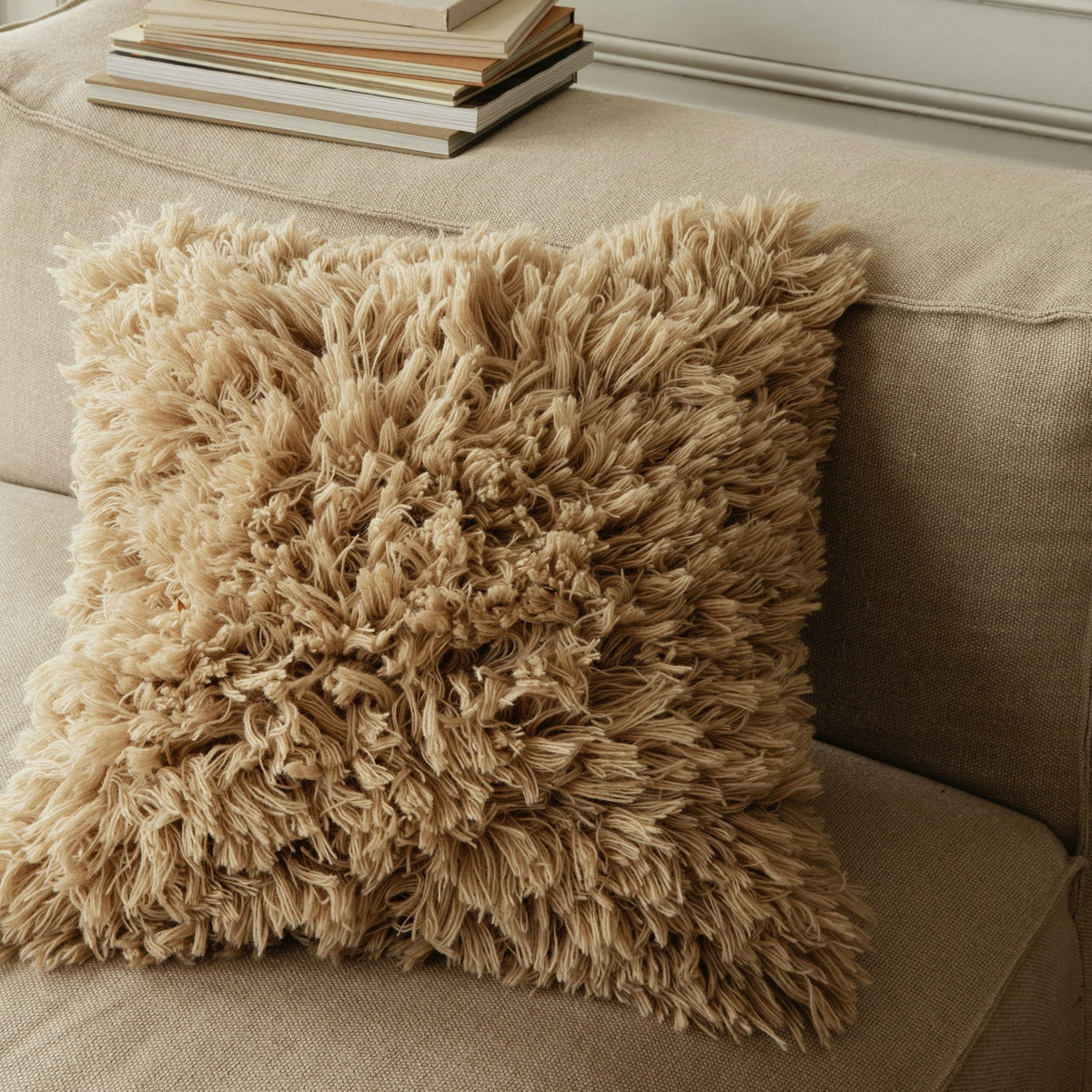 Coussin à poils longs sable clair 50 x 50 cm Meadow - Ferm Living - The Cool Republic