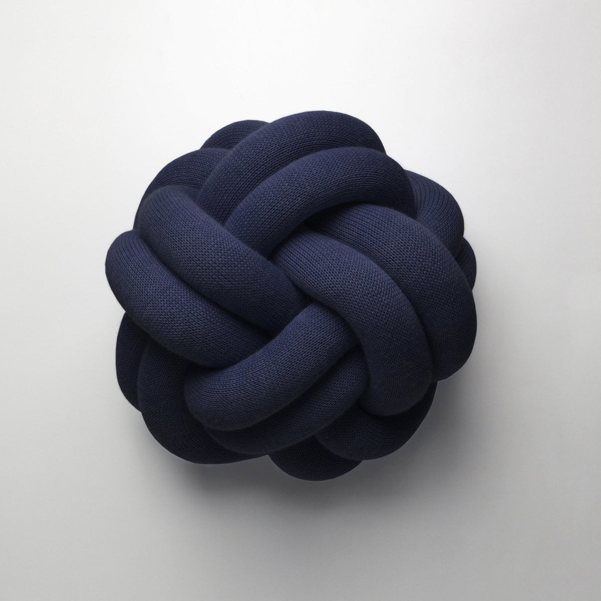 Coussin bleu marine Knot 30cm - Design House Stockholm - The Cool Republic