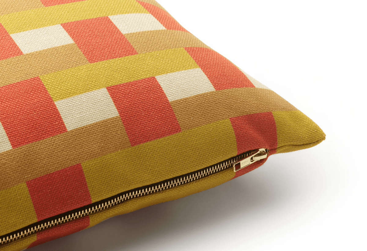 Coussin carré à carreaux en tissu jaune et orange 45x45cm Striped - Fest Amsterdam - The Cool Republic