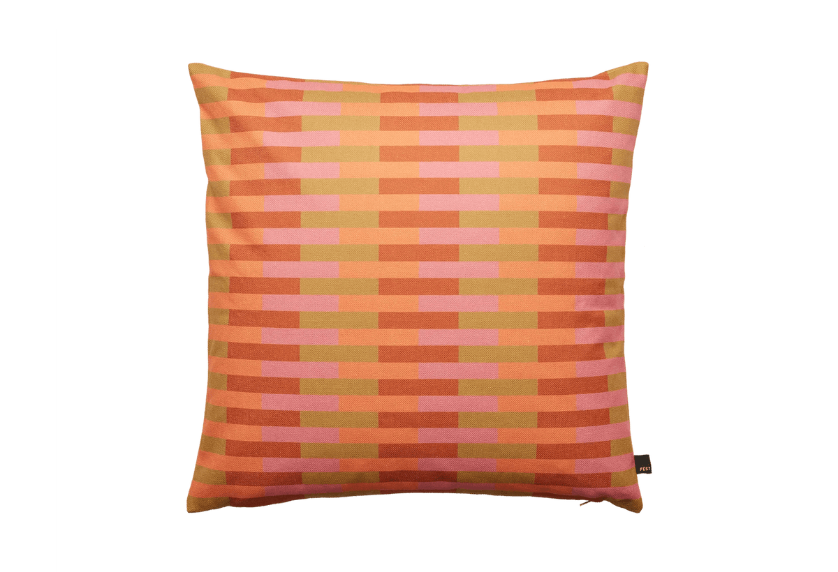 Coussin carré à rayures en tissu orange et rose 60x60cm Striped - Fest Amsterdam - The Cool Republic