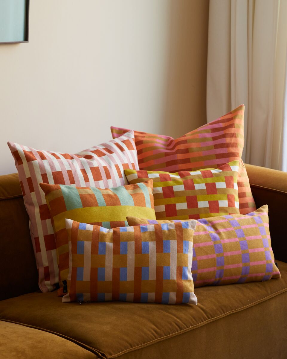 Coussin carré à rayures en tissu orange rose et beige 60x60cm Striped - Fest Amsterdam - The Cool Republic