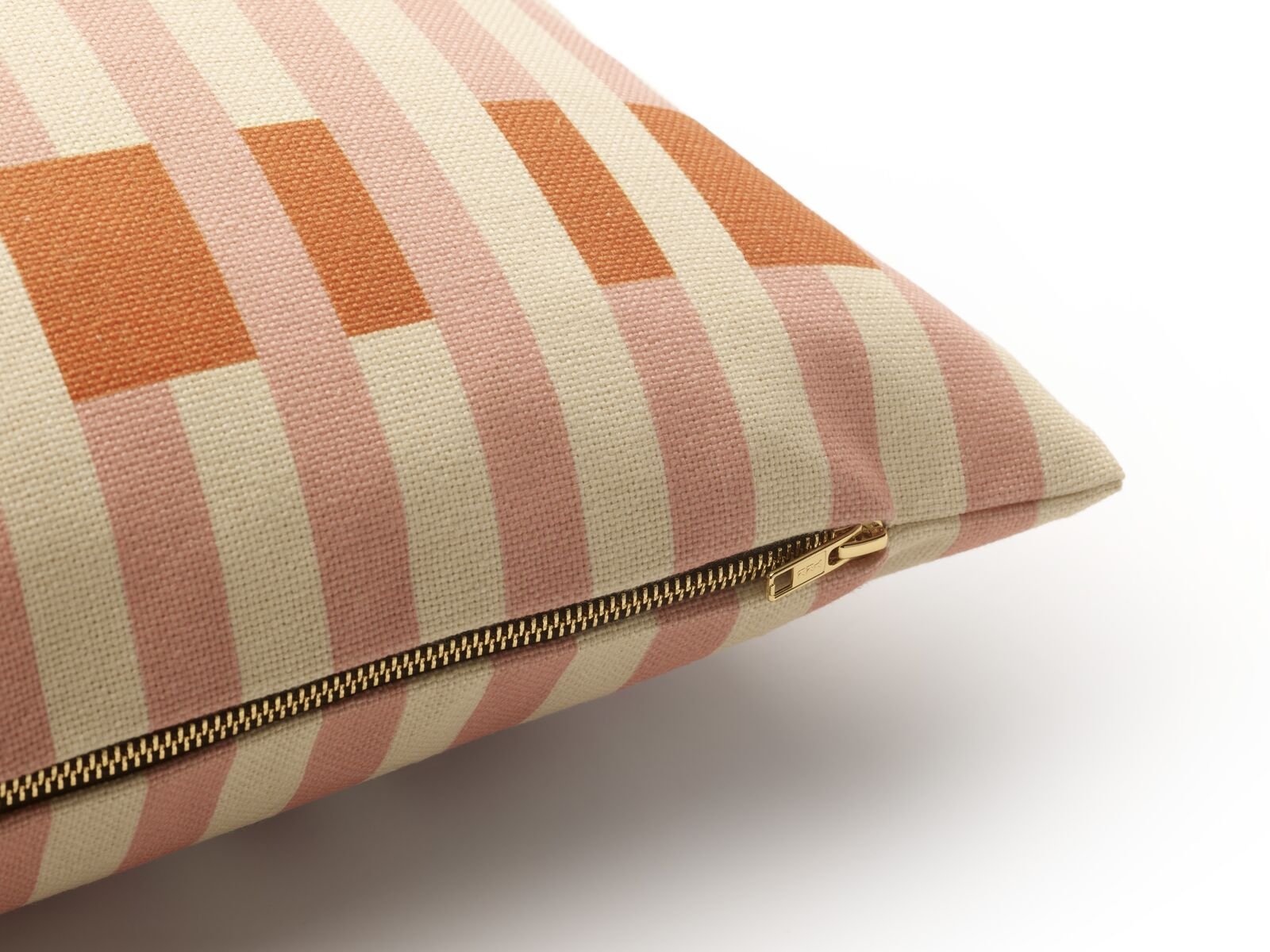 Coussin carré à rayures en tissu orange rose et beige 60x60cm Striped - Fest Amsterdam - The Cool Republic