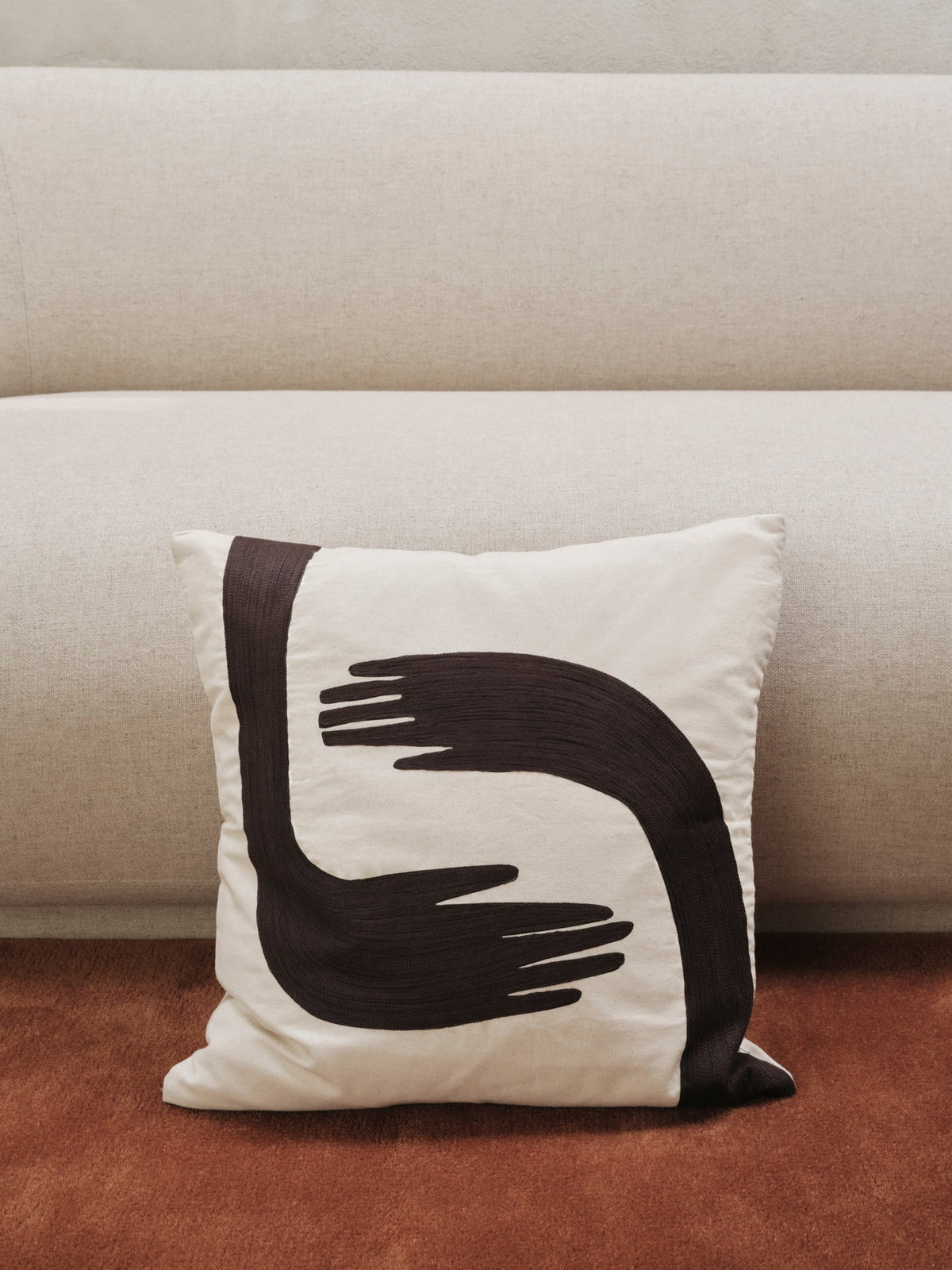 Coussin carré en coton bio beige et broderie marron café 50x50cm Pose - Ferm Living - The Cool Republic