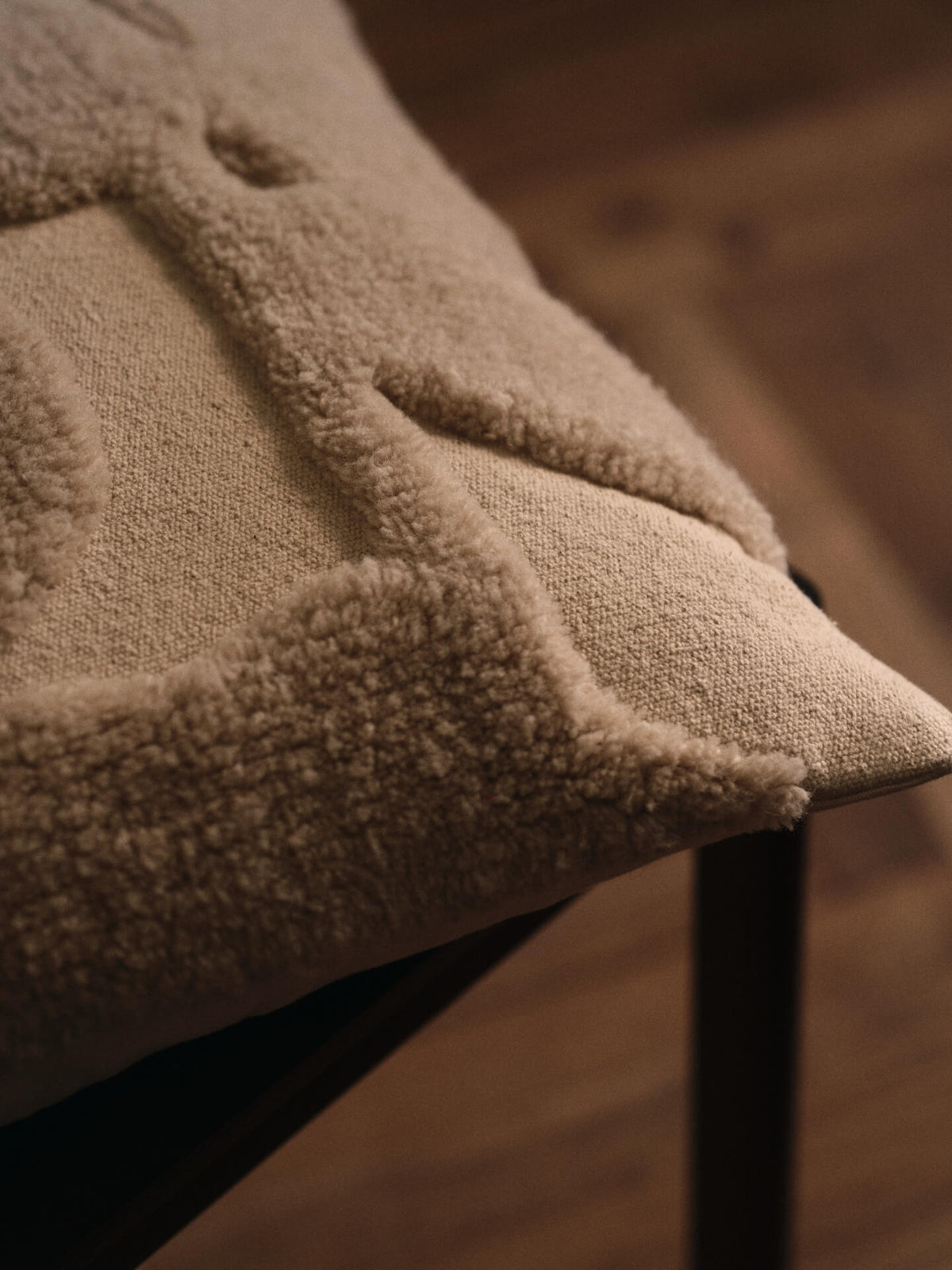 Coussin carré en laine tufté blanc et beige 50 x 50 cm Cilla - Ferm Living - The Cool Republic