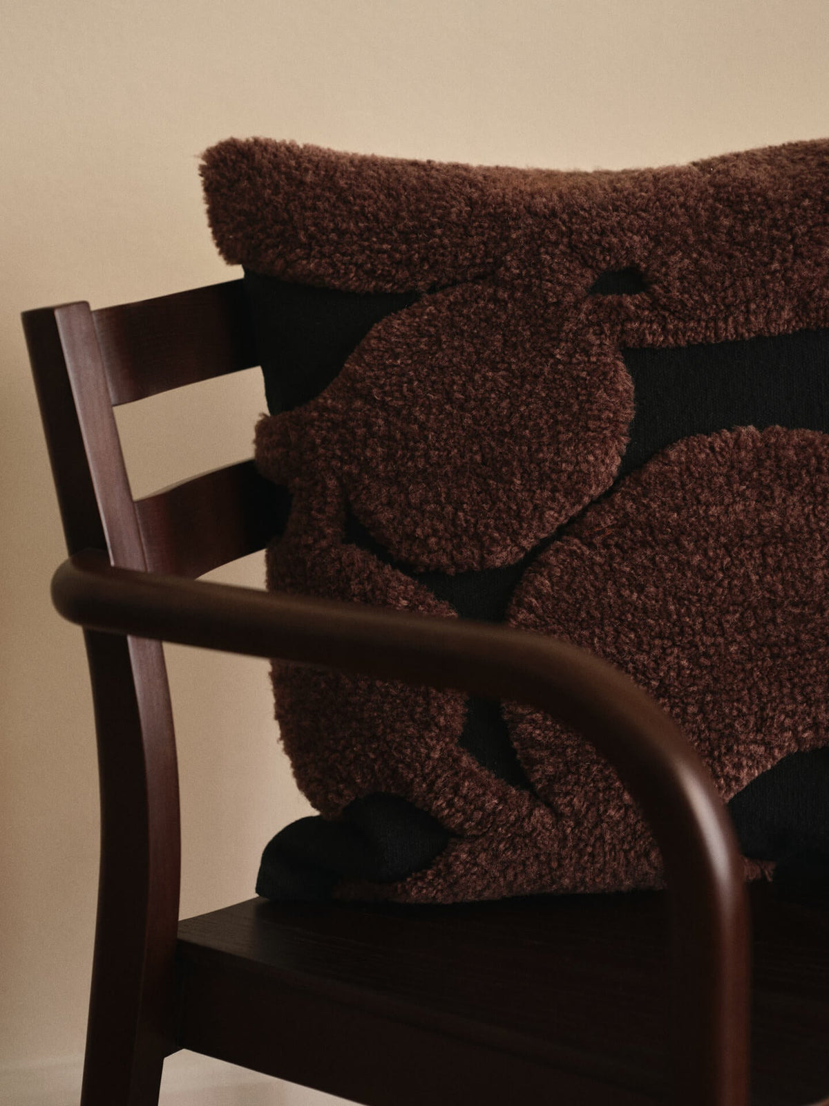 Coussin carré en laine tufté noir et marron 50 x 50 cm Cilla - Ferm Living - The Cool Republic