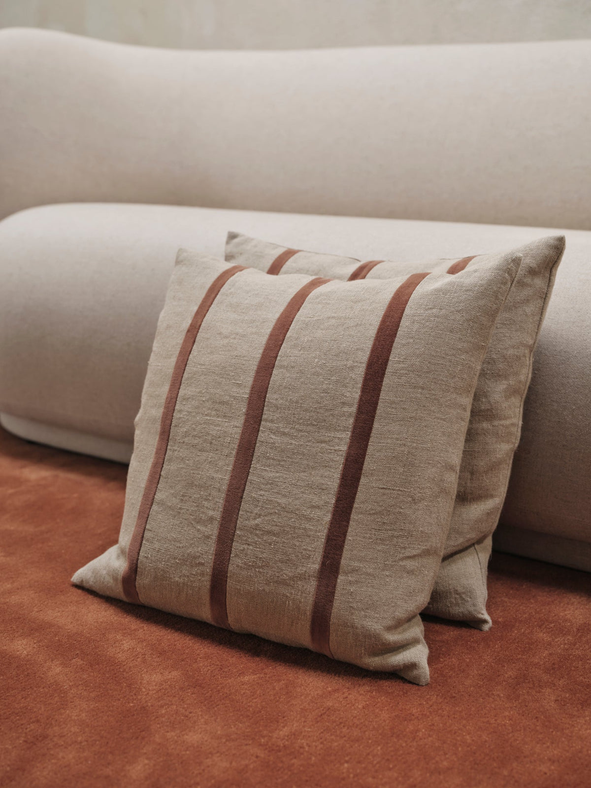 Coussin carré en lin beige et rayures velours marron 50x50cm Senti - Ferm Living - The Cool Republic