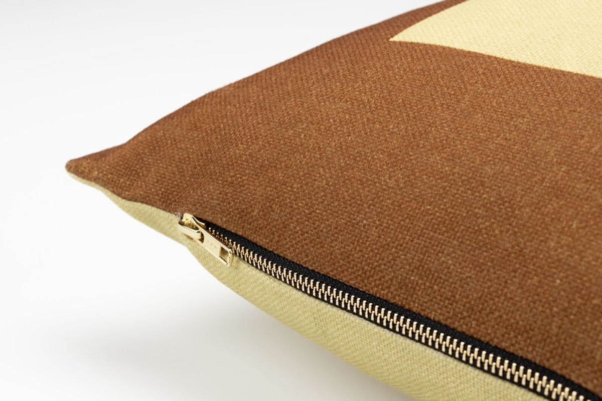 Coussin carré en tissu jaune et marron 45x45cm Square - Fest Amsterdam - The Cool Republic