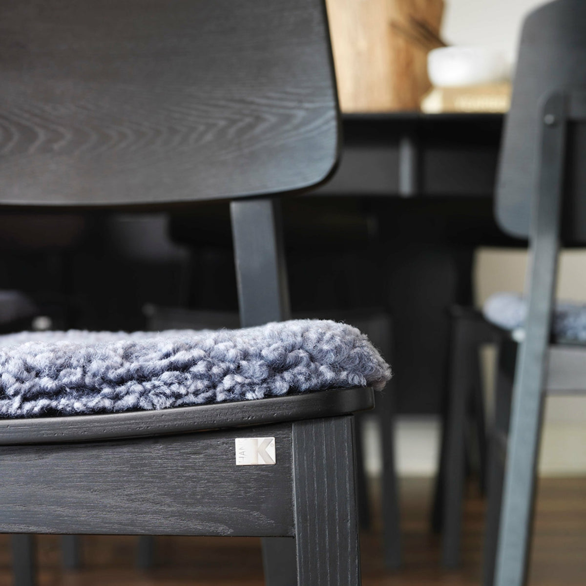 Coussin de chaise de bar en peau de mouton graphite Y5 - Hans K - The Cool Republic