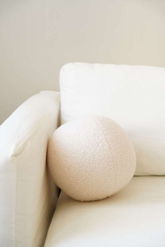 Coussin en tissu bouclé beige clair 20xcm Teddy - Home Design - The Cool Republic