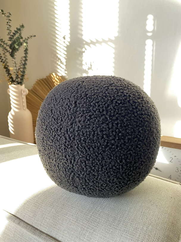 Coussin en tissu bouclé gris anthracite 20xcm Teddy - Home Design - The Cool Republic
