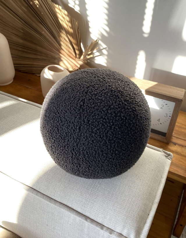 Coussin en tissu bouclé gris anthracite 20xcm Teddy - Home Design - The Cool Republic