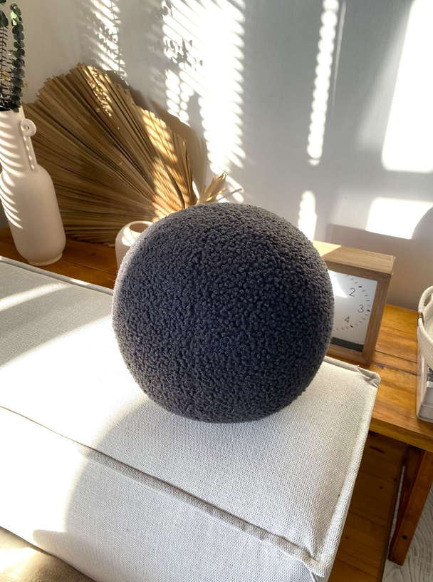 Coussin en tissu bouclé gris anthracite 20xcm Teddy - Home Design - The Cool Republic