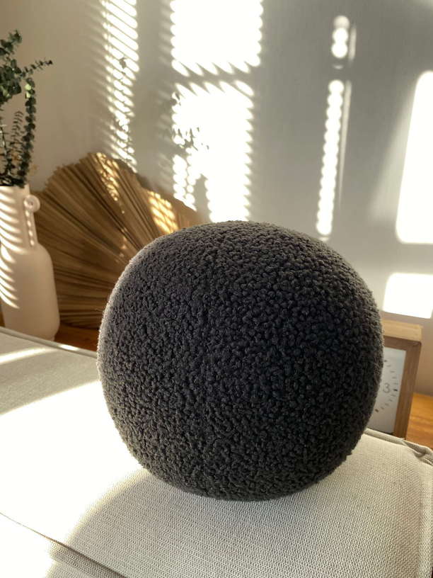 Coussin en tissu bouclé gris anthracite 20xcm Teddy - Home Design - The Cool Republic