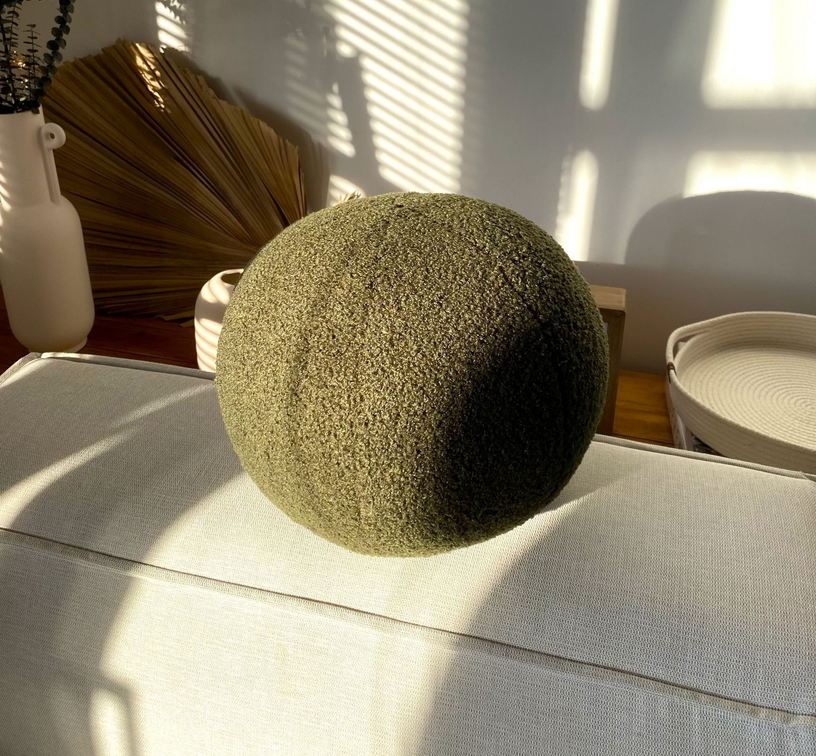 Coussin en tissu bouclé kaki 20xcm Teddy - Home Design - The Cool Republic