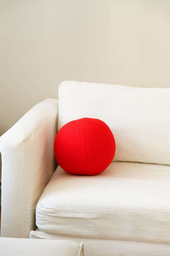 Coussin en tissu bouclé rouge 20xcm Teddy - Home Design - The Cool Republic