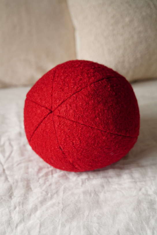 Coussin en tissu bouclé rouge 20xcm Teddy - Home Design - The Cool Republic