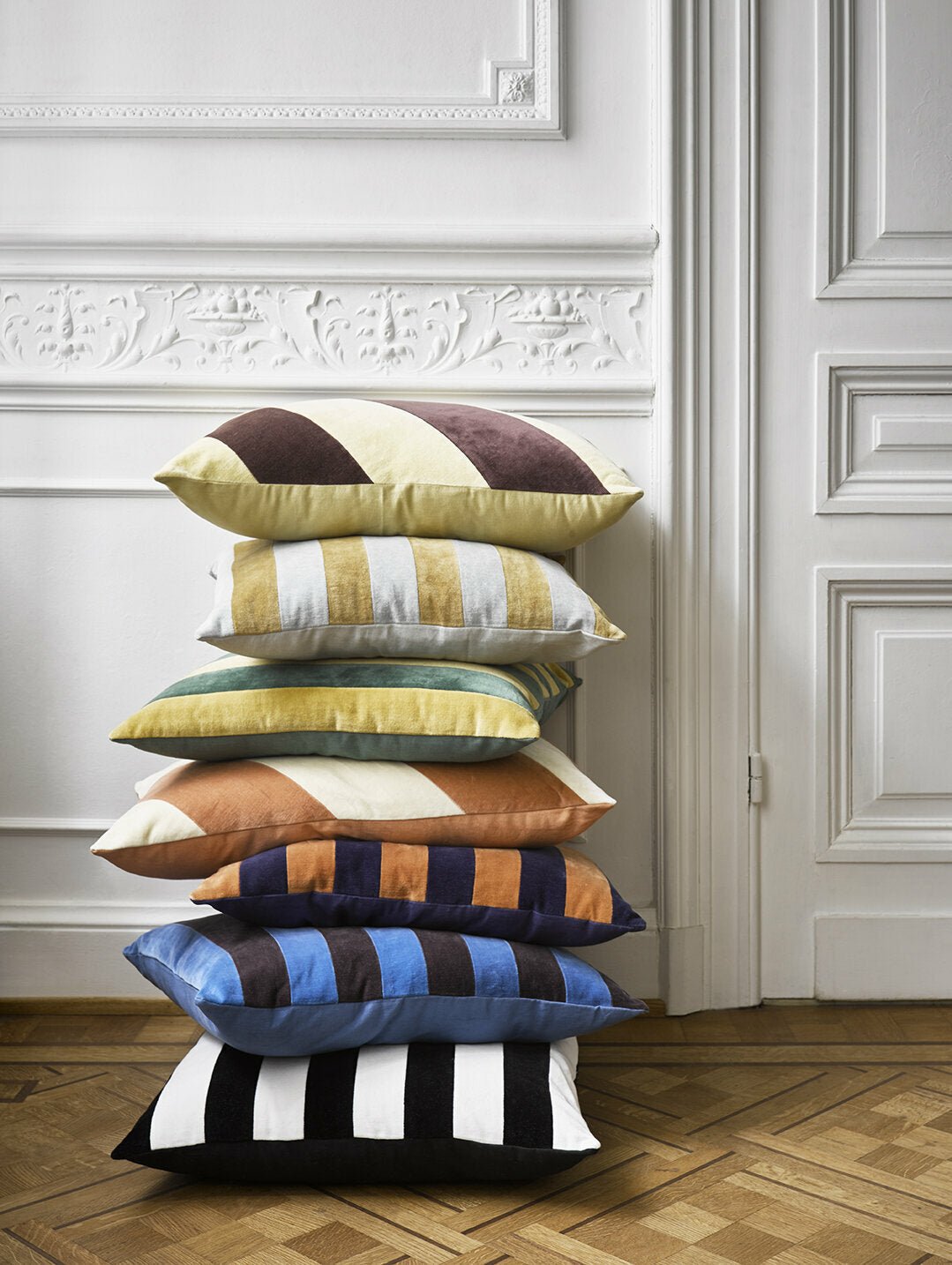 Coussin en velours rayé pêche et crème 40 x 60 cm - HKliving - The Cool Republic