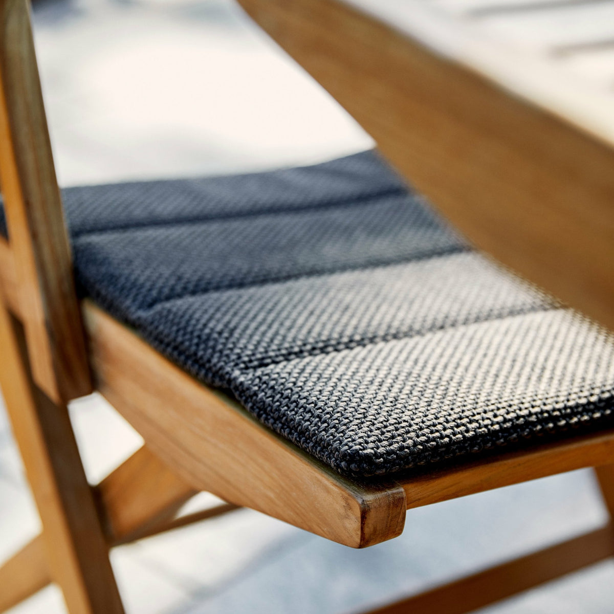 Coussin et dossier d'assise gris foncé Flip - Cane-Line - The Cool Republic