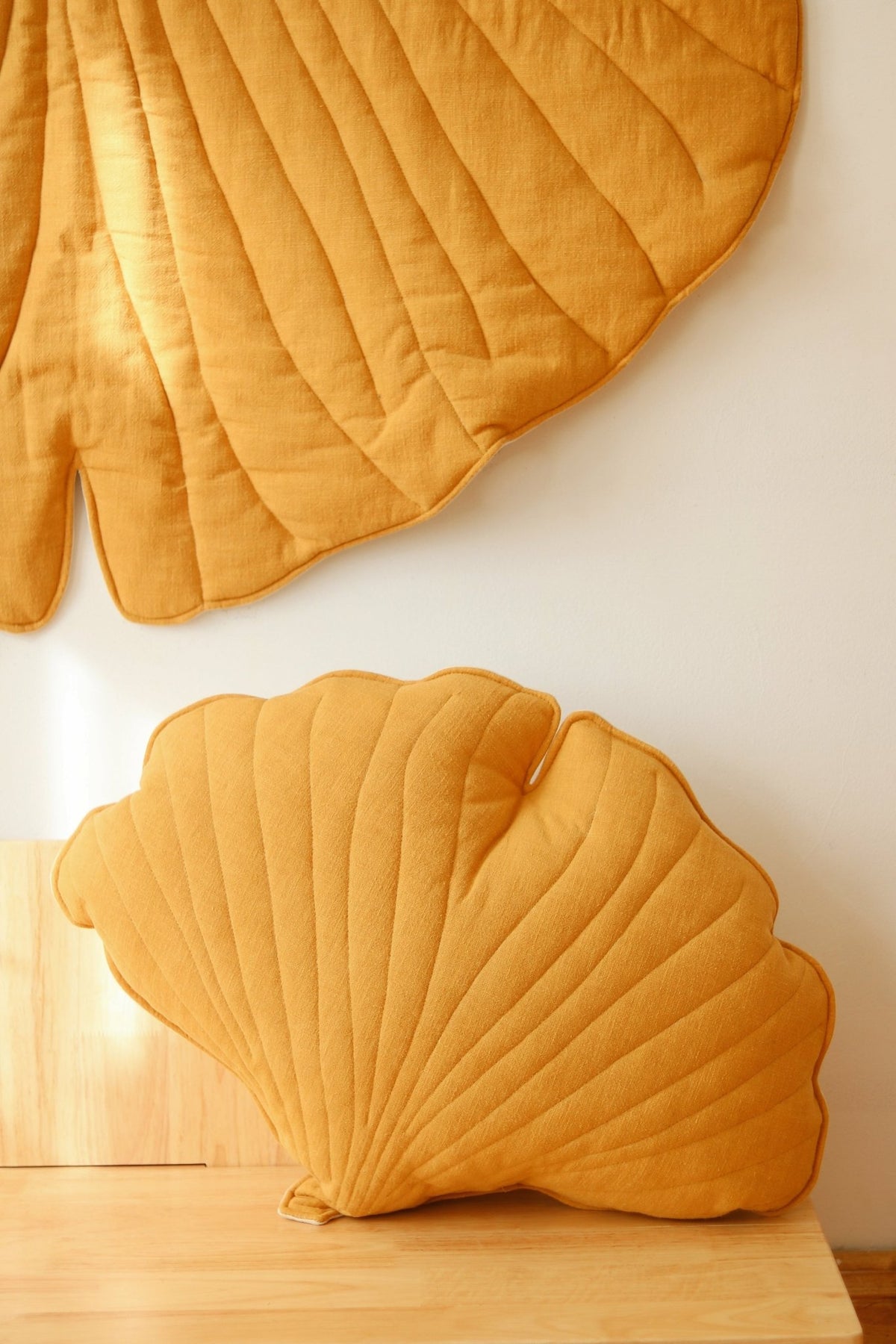 Coussin feuille de ginkgo en lin mango Ginkgo Bilboa - Moi Mili - The Cool Republic