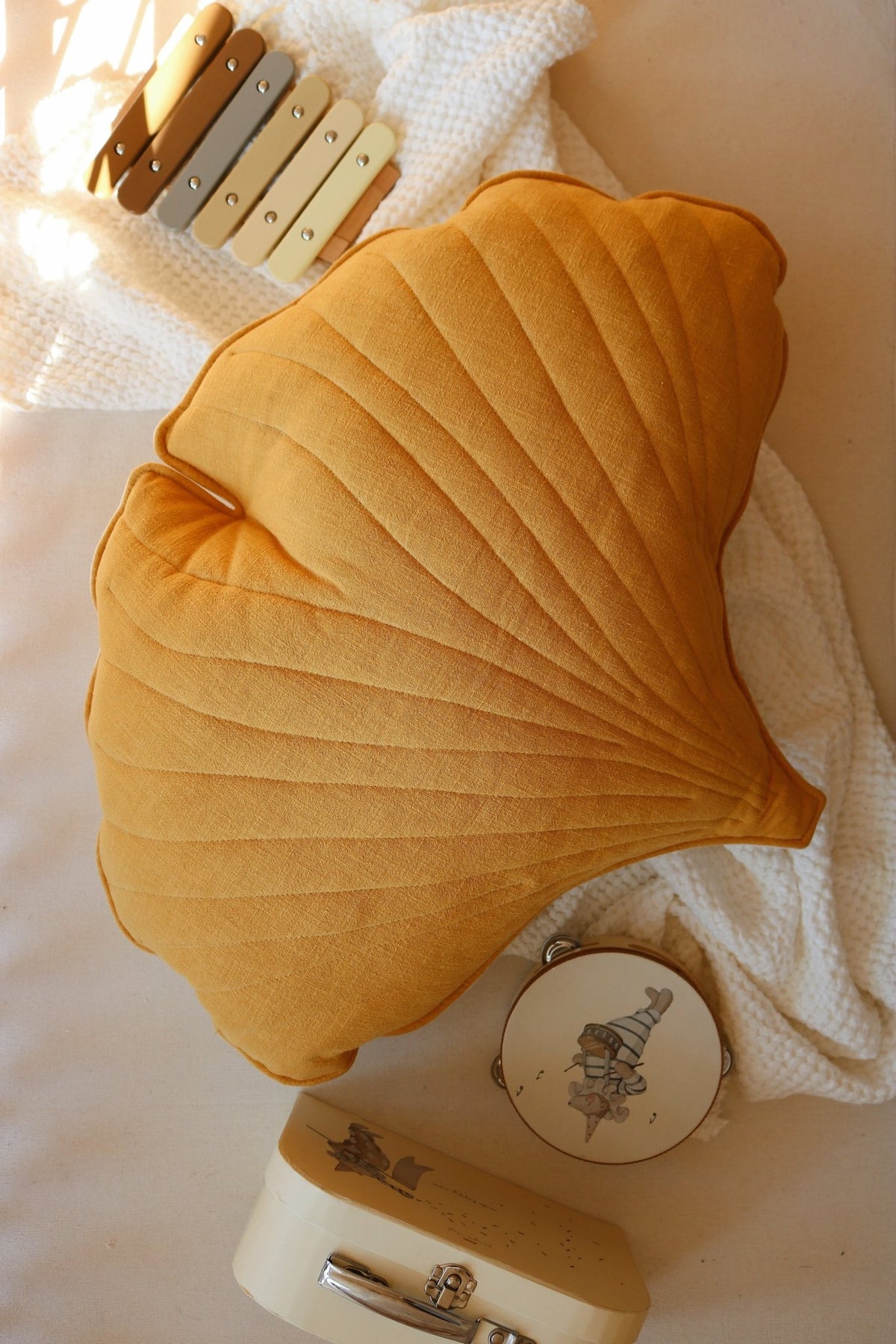 Coussin feuille de ginkgo en lin mango Ginkgo Bilboa - Moi Mili - The Cool Republic