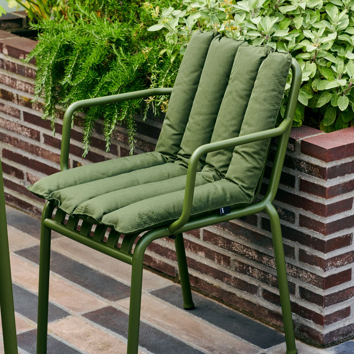 Coussin matelassé doux pour fauteuil et chaise olive Palissade - Hay - The Cool Republic