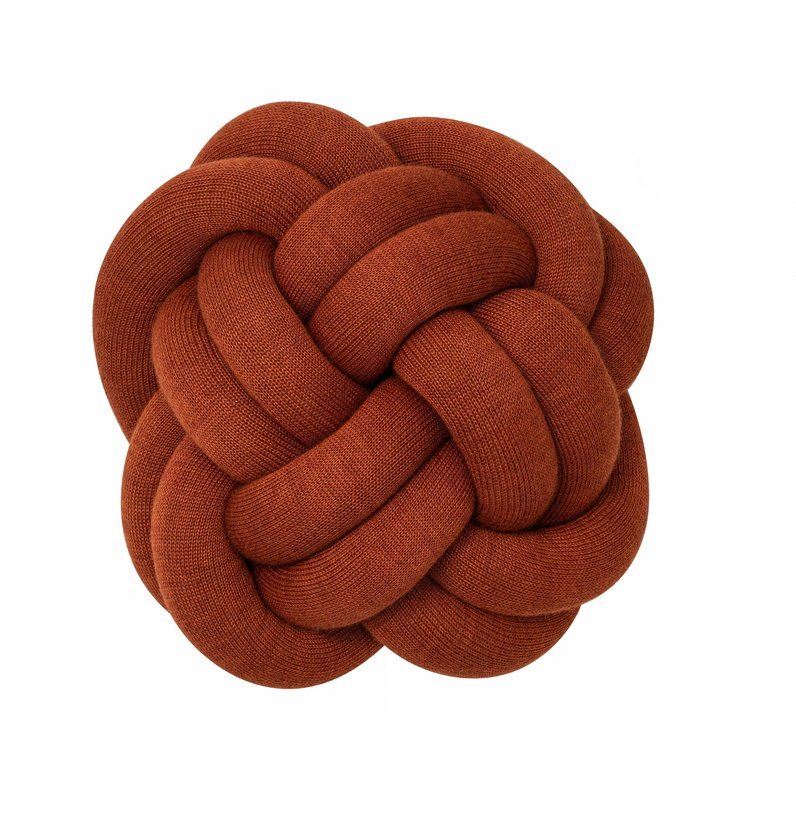Coussin S en acrylique et laine ocre Knot - Design House Stockholm - The Cool Republic