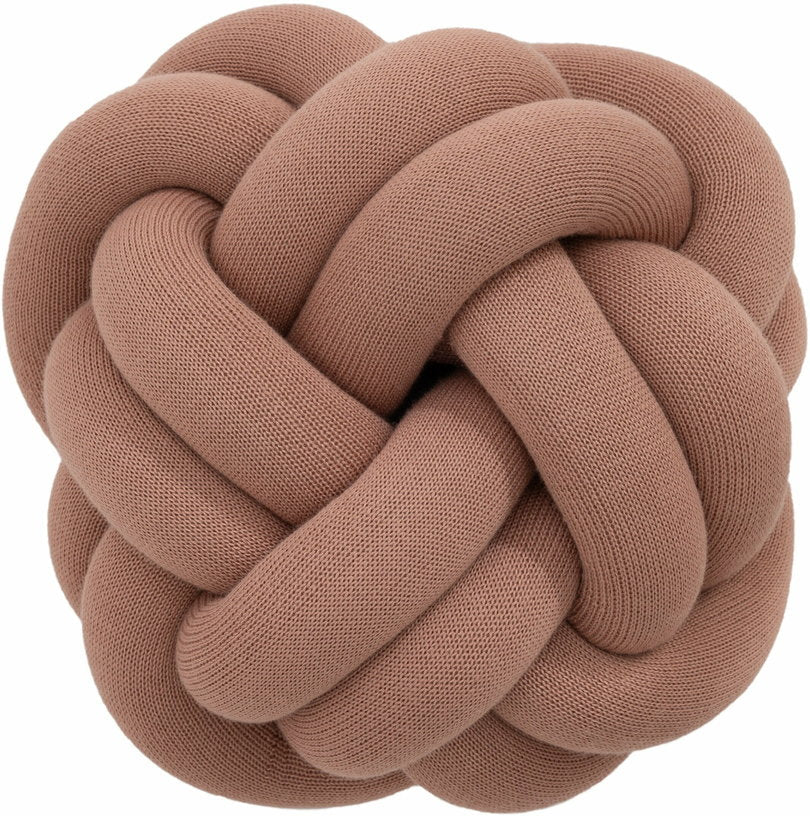 Coussin S en acrylique et laine rose poudré Knot - Design House Stockholm - The Cool Republic