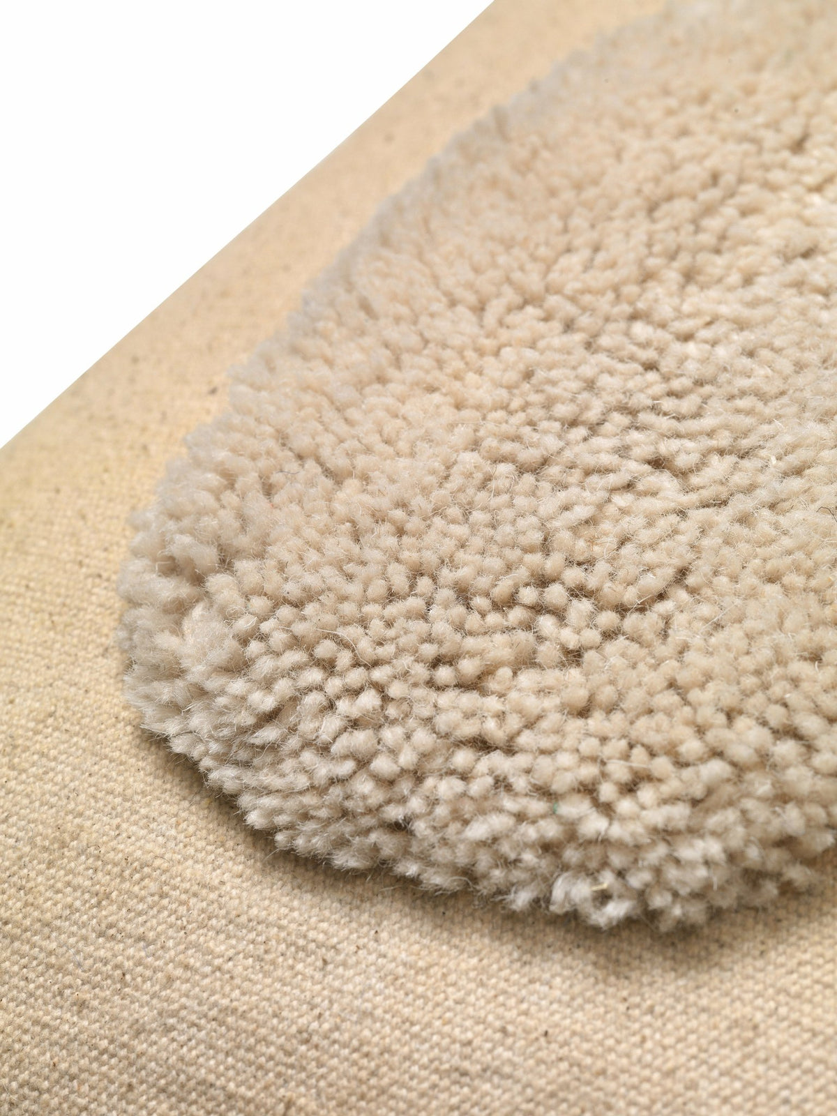 Coussin sable et blanc cassé 50 x 50 cm Lay - Ferm Living - The Cool Republic