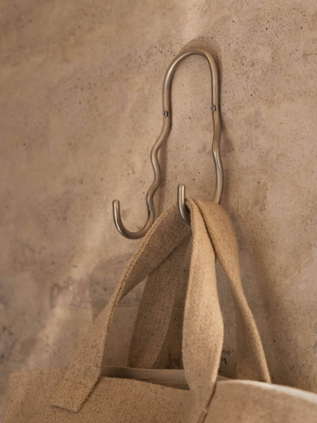 Crochet double en acier inoxydable brossé Curvature - Ferm Living - The Cool Republic
