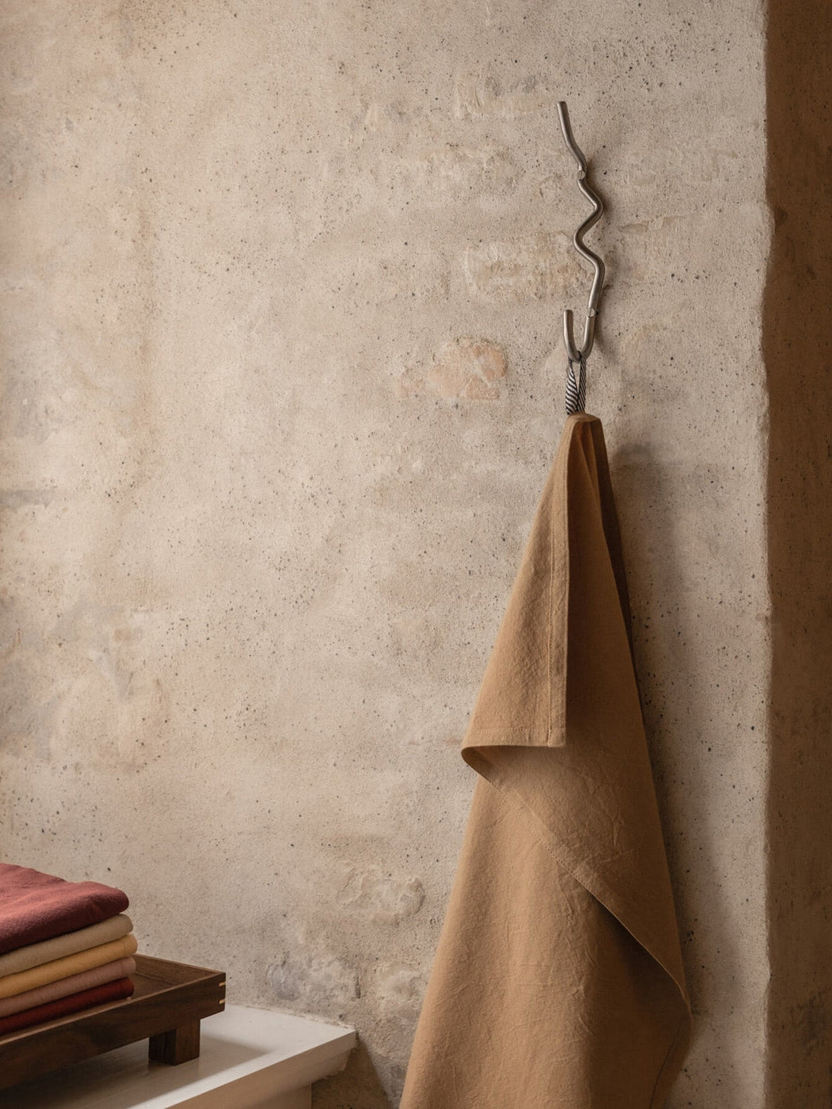 Crochet en acier inoxydable brossé Curvature - Ferm Living - The Cool Republic
