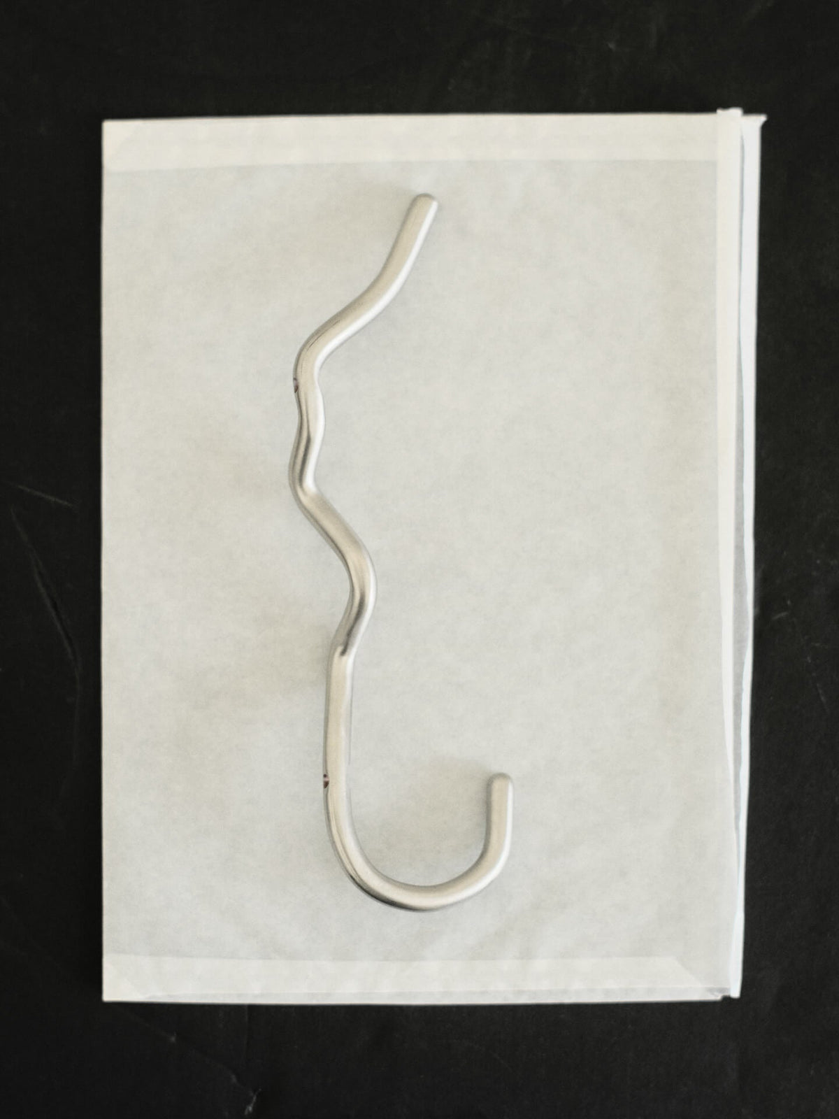 Crochet en acier inoxydable brossé Curvature - Ferm Living - The Cool Republic