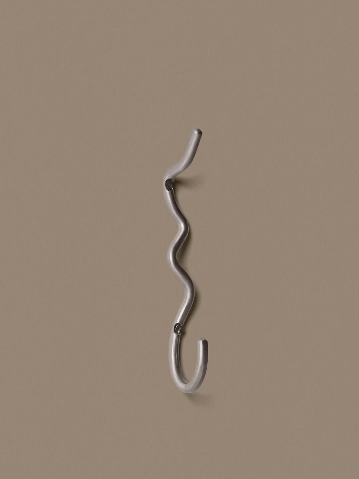 Crochet en acier inoxydable brossé Curvature - Ferm Living - The Cool Republic