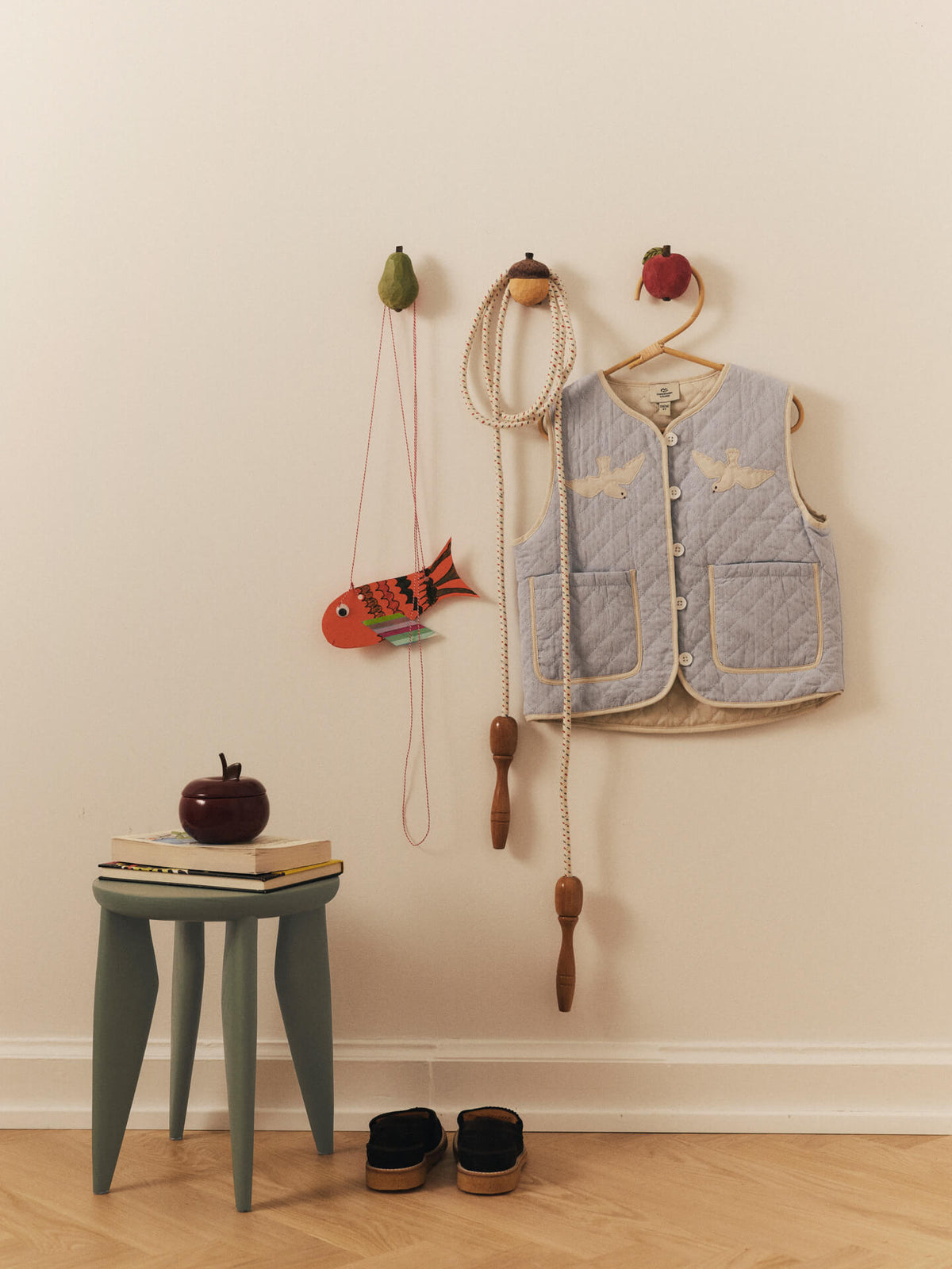 Crochet en bois rouge Apple - Ferm Living - The Cool Republic