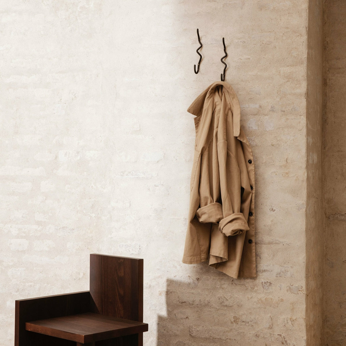Crochet en laiton noir Curvature - Ferm Living - The Cool Republic