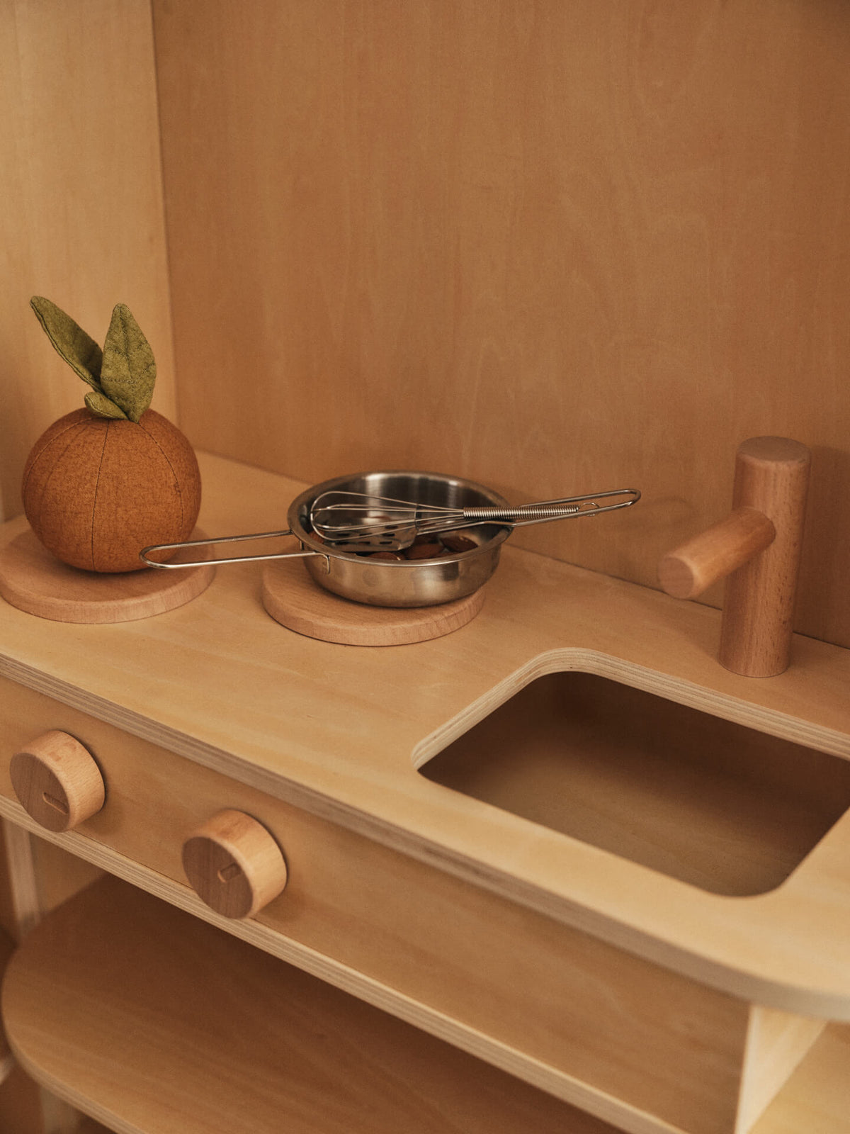 Cuisine jouet pliable en contreplaqué et en bois de hêtre naturel Toro - Ferm Living - The Cool Republic