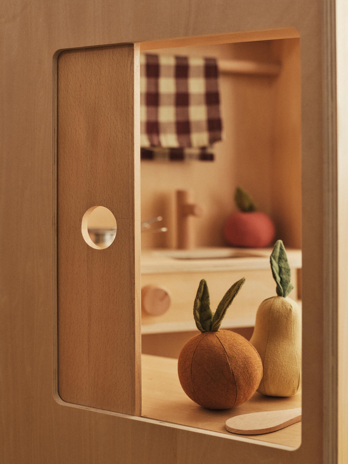 Cuisine jouet pliable en contreplaqué et en bois de hêtre naturel Toro - Ferm Living - The Cool Republic