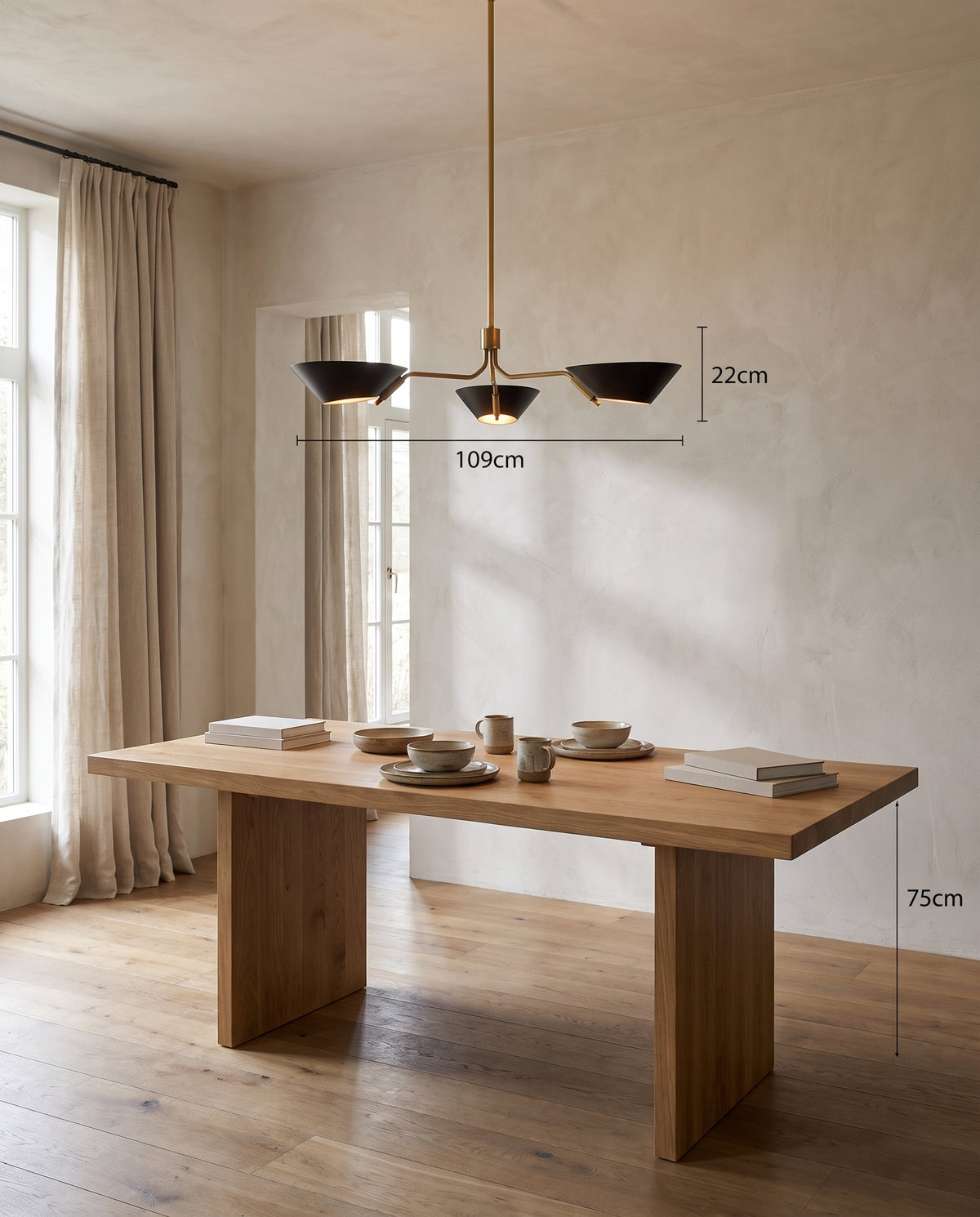 Suspension en acier laiton patiné et noir doux 109x22cm Sacramento - Troy Lighting en situation
