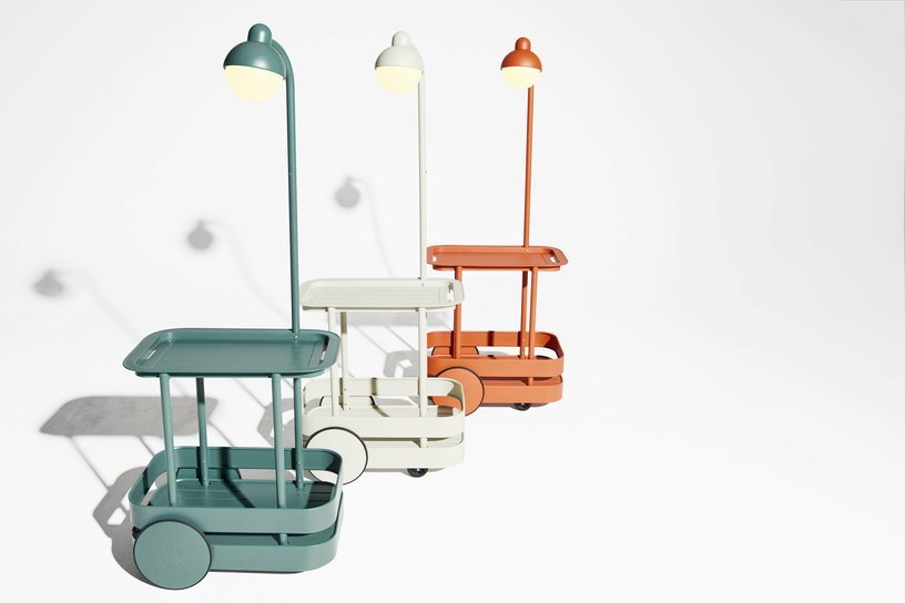 Desserte avec lampadaire en aluminium vert sauge 78 x 55 cm Jolly Trolley - Fatboy - The Cool Republic