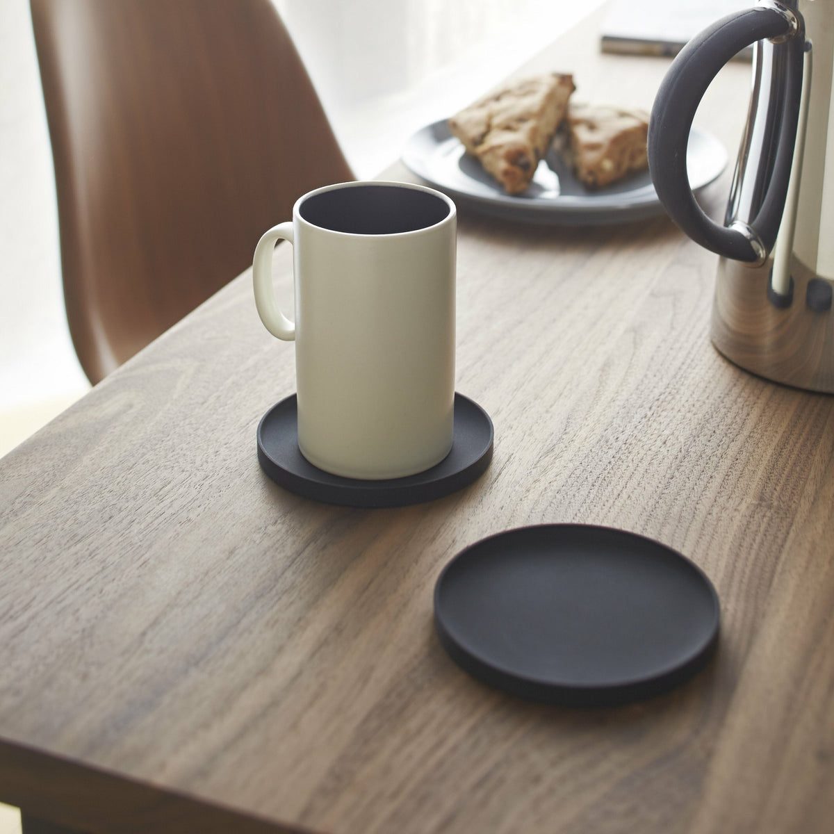 Dessous de verre rond en silicone noir Tower - Yamazaki - The Cool Republic