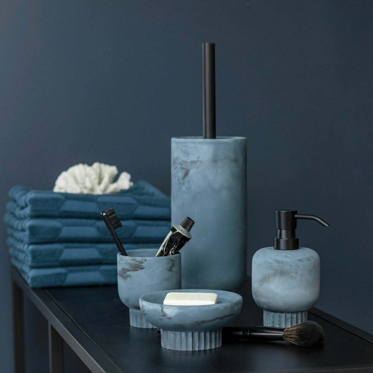 Distributeur de savon bleu ardoise Attitude - Mette Ditmer - The Cool Republic