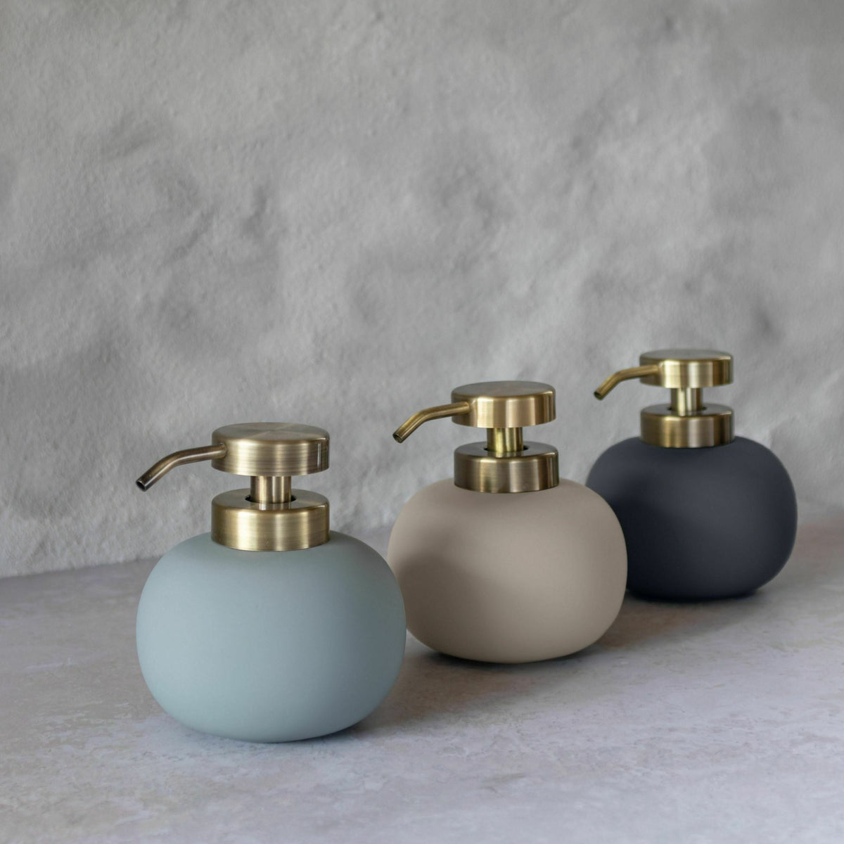 Distributeur de savon en céramique gris anthracite H13 cm Lotus - Mette Ditmer - The Cool Republic