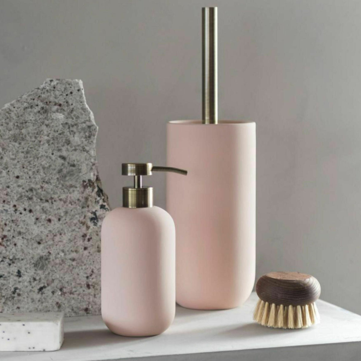 Distributeur de savon en céramique rose H18 Lotus - Mette Ditmer - The Cool Republic